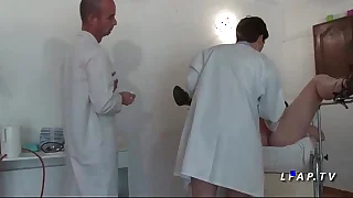 FFM Cette mature francaise se fait peter le cul chez le gyneco